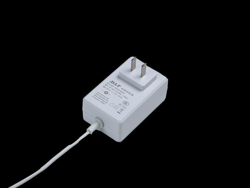E05 48W medium gauge power adapter - white